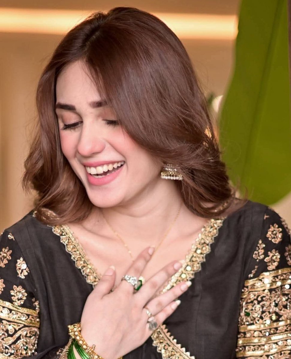 زمین  پر  پاؤں  تھے ،،، قیام  آسمان   میں   تھا 
مِری طرح سے وُہ شخص بھی اِمتحان میں تھا

یہ روشنی تھی کہ اُسکا چہرہ دھیان میں تھا
سِتارہ  سا  اِک  چراغ  میرے  مَکان  میں  تھا

کہ چاند خود آ کے ایک تارے کا نام پُوچھے
ہجوم سیّار گاں ! یہ کِس کے گُمان میں تھا