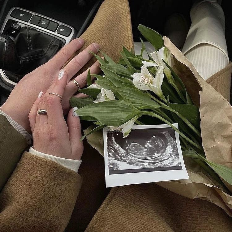 карты на стол. мы всё это время скрывали от вас один секрет. кэсс и я… скоро станем родителями. 🕷🍼

да, это значит, что в нашем доме будет ещё один супергерой (только с гораздо громче криками по ночам). мы счастливы — и слегка в панике.