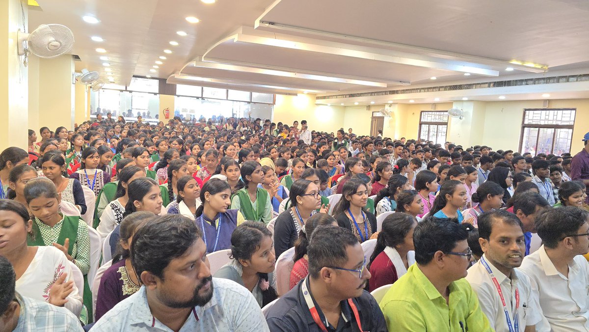 आज घाटशिला स्थित होटल JN प्लेस में प्रभात खबर द्वारा आयोजित *प्रभात खबर प्रतिभा सम्मान 2025* समारोह में मुख्य अतिथि के रूप में शामिल हुए और उत्कृष्ट छात्र - छात्राओं को मेडल देकर सम्मानित कर संबोधित किया।