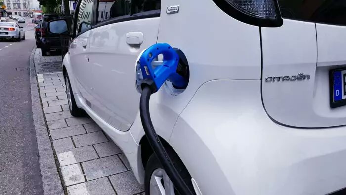 Goed nieuws voor Helmonders zonder oprit! Vanaf juli 2025 start de gemeente een proef met kabelgoten in het trottoir, zodat elektrische auto's thuis opgeladen kunnen worden. Maximaal 30 deelnemers doen mee. 

ditishelmond.nl/helmond-start-… 

 #Helmond #elektrischrijden #duurzaam