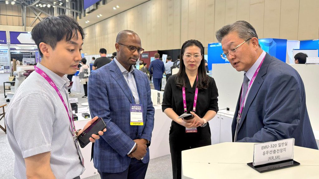 Abertus Paschal 🇹🇿𝕏 (@rutaraka) on Twitter photo 📍Busan, South Korea
🇹🇿🇰🇷
▪️AMBASSADOR MAVURA HIGHLIGHTS RAILWAY COLLABORATION AT RailLog EXHIBITION
Tanzanian Ambassador to South Korea, Hon. <a href="/TogolaniMavura/">Ambassador Togolani Mavura</a> has emphasised the critical role of railway infrastructure in leveraging Tanzania’s strategic position as a gateway 📍Busan, South Korea
🇹🇿🇰🇷
▪️AMBASSADOR MAVURA HIGHLIGHTS RAILWAY COLLABORATION AT RailLog EXHIBITION
Tanzanian Ambassador to South Korea, Hon. <a href="/TogolaniMavura/">Ambassador Togolani Mavura</a> has emphasised the critical role of railway infrastructure in leveraging Tanzania’s strategic position as a gateway