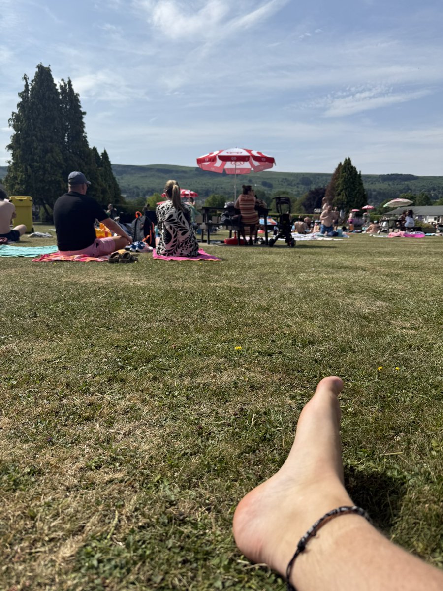 Sometimes a bit of sun, a swimming pool and an ice cream is all you need! #noplaceidratherbe #ilkleylido #likebeingonholiday
