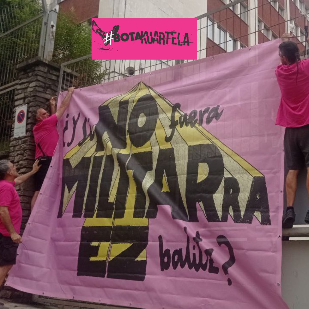⬛️🟥⬛️Y sí no fuera militar…. La Asamblea #BotaKuartela está realizando, hoy, una #ADNV en el cuartel militar de #Bilbao, colocando un buzón para que las vecinas de #Irala hagan sus propuestas de uso del espacio ocupado.
#MilitarraEzBalitz