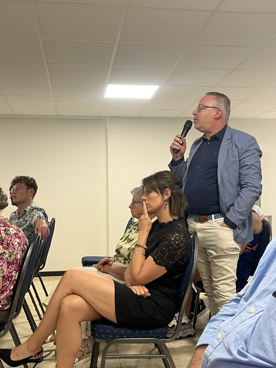 Bureau #MRLux avec notre président national <a href="/GLBouchez/">Georges-L BOUCHEZ</a> , <a href="/DavidClarinval/">David Clarinval</a> , <a href="/Benoitbp59/">Piedboeuf Benoît</a>, <a href="/wborsus/">Willy BORSUS</a> 
Agriculture, place du Luxembourg, situation budgétaire et internationale, enseignement,… Aucun sujet n’était tabou. Débat serein et constructif à #Libramont. Merci 

<a href="/MR_officiel/">MR</a>