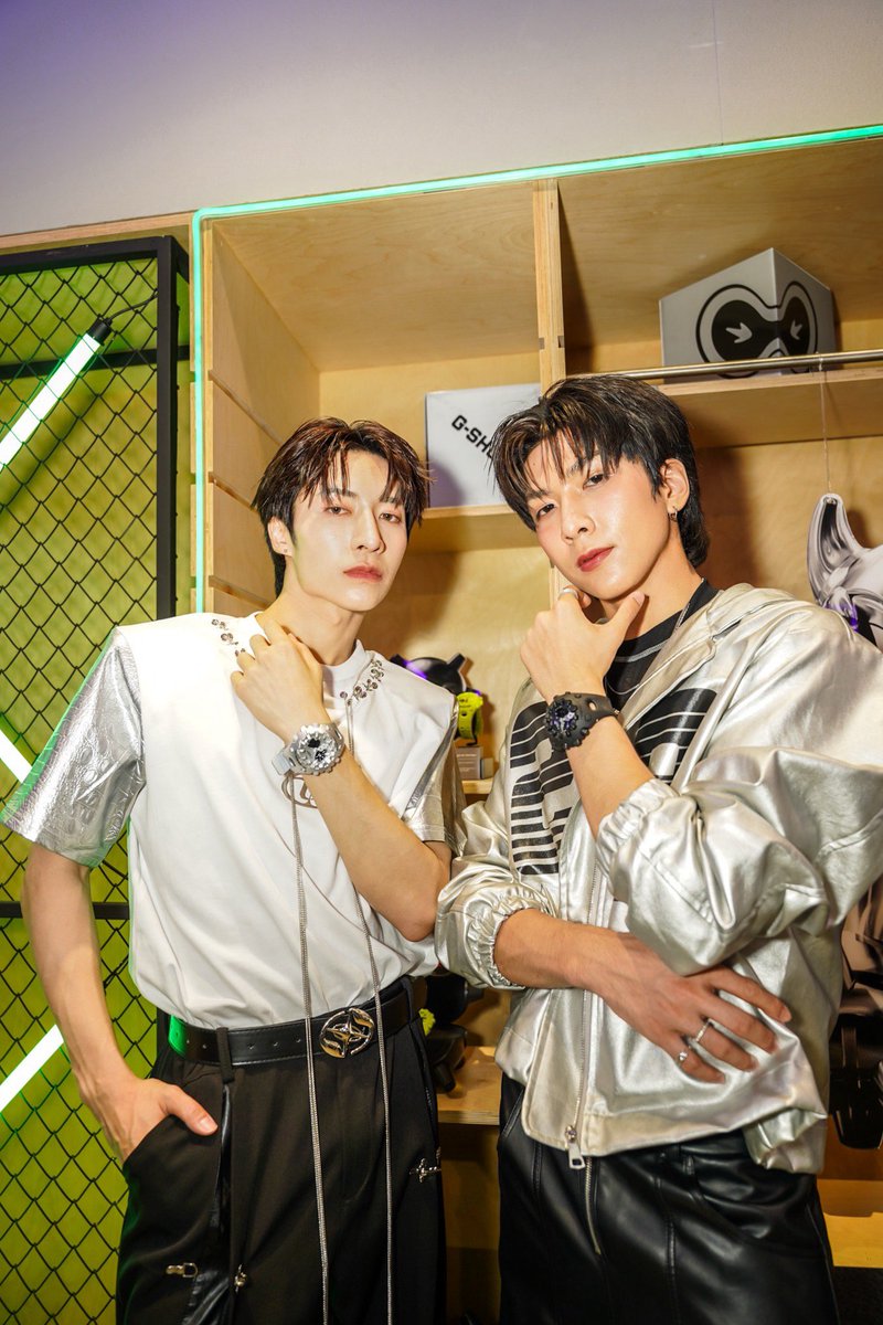 _24News_'s tweet photo. 5 หนุ่ม #PERSES อวดลุคเท่ พร้อมนาฬิกา G-SHOCK รุ่น GA-V01
สะท้อนตัวตนคนรุ่นใหม่ด้วยดีไซน์ล้ำอนาคต พร้อมท้าทายทุกขีดจำกัด
#GAV01AndOnly #GAV01 #gshock #gshockth #CASIOCMG #PERSES_TH #GSHOCKTH #gshocksea #absolutetoughness
เป็นอีกหนึ่งวง T-POP ที่กำลังมาแรงและน่าจับตามองในขณะนี้ เพราะนอกจากเพลงฮิตติดหูแล้ว ทั้ง 5 หนุ่มจากวง PERSES ยังโดดเด่นด้วยสไตล์การแต่งตัวที่เป็นเอกลักษณ์ สะท้อนตัวตนชัดเจนของแต่ละคน ซึ่งงานนี้ แฟน ๆ T-POP ต้องร้องว้าว เมื่อ 5 หนุ่มสุดฮอตจากวง PERSES นำโดย จั๋ง-วิกร บูรณภิญโญ, เน-ณรัณ วิกัยรุ่งโรจน์, กฤติน-กฤติน สอสูงเนิน, ปาล์ม-พีรวิชญ์ พินธะ และ ปลั๊กกี้-ธรากร คำสิงห์ ยกทีมมาร่วมงานเปิดตัว “G-SHOCK รุ่น GA-V01” นาฬิกาดีไซน์ล้ำจากแบรนด์ระดับตำนาน ที่บอกเล่าความกล้าและความคิดสร้างสรรค์ของคนรุ่นใหม่ได้อย่างลงตัว
ภายในงาน ทั้ง 5 หนุ่มมาในสตรีทลุคสุดเท่ สะท้อนสไตล์เฉพาะตัวที่แตกต่าง พร้อมสวม G-SHOCK รุ่น GA-V01 ที่มาในดีไซน์ล้ำอนาคต ผสานดีเอ็นเอแห่งความแข็งแกร่งตามสไตล์ G-SHOCK กับความมินิมอลแบบยูนิเซ็กซ์ ซึ่งเข้ากับทุกไลฟ์สไตล์อย่างแท้จริง โดย จั๋ง-วิกร เผยถึงสไตล์ของตัวเองว่า “ผมชอบอะไรที่เรียบแต่ดูมีดีเทลครับ เสื้อผ้าโทนสีเข้มที่มีทรงชัดๆ พอใส่คู่กับนาฬิกา GA-V01 แล้วช่วยเหมือนเติมเต็มลุคให้ดูมีความมั่นใจมากขึ้น” ด้าน เน-ณรัณ หนุ่มสายสตรีท กล่าวว่า “ผมเป็นคนชอบแนวสตรีทอยู่แล้ว นาฬิการุ่นนี้ตอบโจทย์มาก เพราะทั้งเท่ ทั้งทน ใส่ได้ทุกวัน แถมยังแมตช์กับทุกชุดที่ผมมีในตู้เลยครับ” กฤติน เสริมว่า “สไตล์ผมจะออกแนวเท่ๆ ชิลๆ บางวันแค่ใส่เสื้อยืด กางเกงยีนส์ แล้วใส่ GA-V01 ก็รู้สึกเหมือนแต่งตัวครบแล้ว เพราะนาฬิการุ่นนี้มีความเท่ในตัวเองครับ” ส่วน ปาล์ม-พีรวิชญ์ เล่าด้วยรอยยิ้มว่า “ผมให้ความสำคัญกับรายละเอียดเล็กๆ อย่างนาฬิกามาก เพราะมันคือแอคเซสซอรี่ชิ้นเดียวที่สามารถเปลี่ยนลุคธรรมดาให้ดูพิเศษได้เลยครับ และรุ่นนี้คือใช่มากๆ” ปิดท้ายด้วย ปลั๊กกี้-ธรากร ที่เผยว่า “แฟชั่นสำหรับผม คือ การแสดงความเป็นตัวเองและ GA-V01 ก็ทำให้ผมรู้สึกกล้าที่จะแตกต่าง กล้าที่จะเป็นตัวเองในแบบที่ไม่ต้องเหมือนใครครับ เหมือนสีของนาฬิกาที่โดดเด่น แต่แฝงความเท่เอาไว้ในตัวเรือนครับ”
การรวมตัวของ 5 หนุ่ม PERSES กับนาฬิการุ่น GA-V01 ในครั้งนี้ ไม่เพียงแค่เป็นการเปิดตัวสินค้าใหม่เท่านั้น แต่ยังเป็นการถ่ายทอดแรงบันดาลใจให้กับคนรุ่นใหม่ ให้กล้าเผยสไตล์ในแบบของตัวเองอย่างมั่นใจ และไม่กลัวที่จะ "ท้าทายทุกขีดจำกัด" เช่นเดียวกับจิตวิญญาณของ G-SHOCK
สัมผัสนาฬิกา G-SHOCK รุ่น GA-V01 ในราคา 5,700 บาท ได้ที่ร้าน CARNIVAL สาขา สยามสแควร์ ซอย 7 และร้าน G-SHOCK CASIO ทั้ง 5 สาขา ได้แก่ centralwOrld, ICONSIAM, Megabangna, Fashion Island และ Central Phuket ดูรายละเอียดเพิ่มเติมสินค้าได้ที่ Website : https://t.co/d4uwqmh8ww Facebook : Casio Watches Thailand Line : @casiowatchcmg และ IG : casiothailand