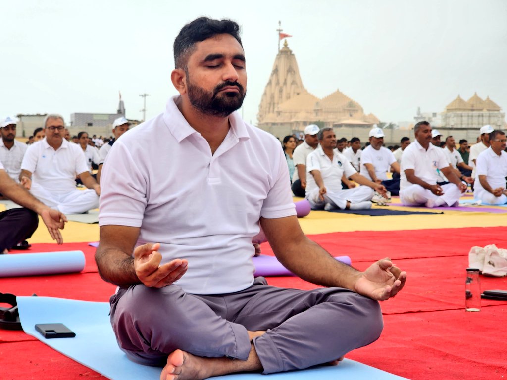 સોમનાથ દાદા ના પ્રાંગણ માં આંતરરાષ્ટ્રીય યોગ દિવસની ઉજવણી
From Me to We

#OneEarthOneHealth