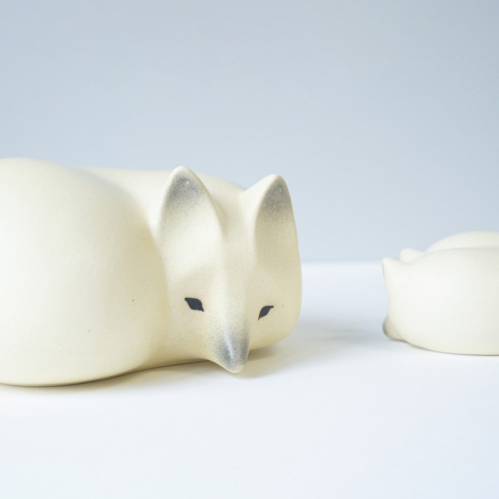 【雪の中のフォックス】⁠
⁠
リサは「何を作っても丸くなってしまうの」と言うほど、「まるみ」を愛しています。FOXはリサの「まるみ」を代表する傑作の1つ。陶器でありながら柔らかさを感じる質感と、手のひらでそっと包みこみたくなるカタチ。⁠

shop.tonkachi.co.jp/collections/ll…