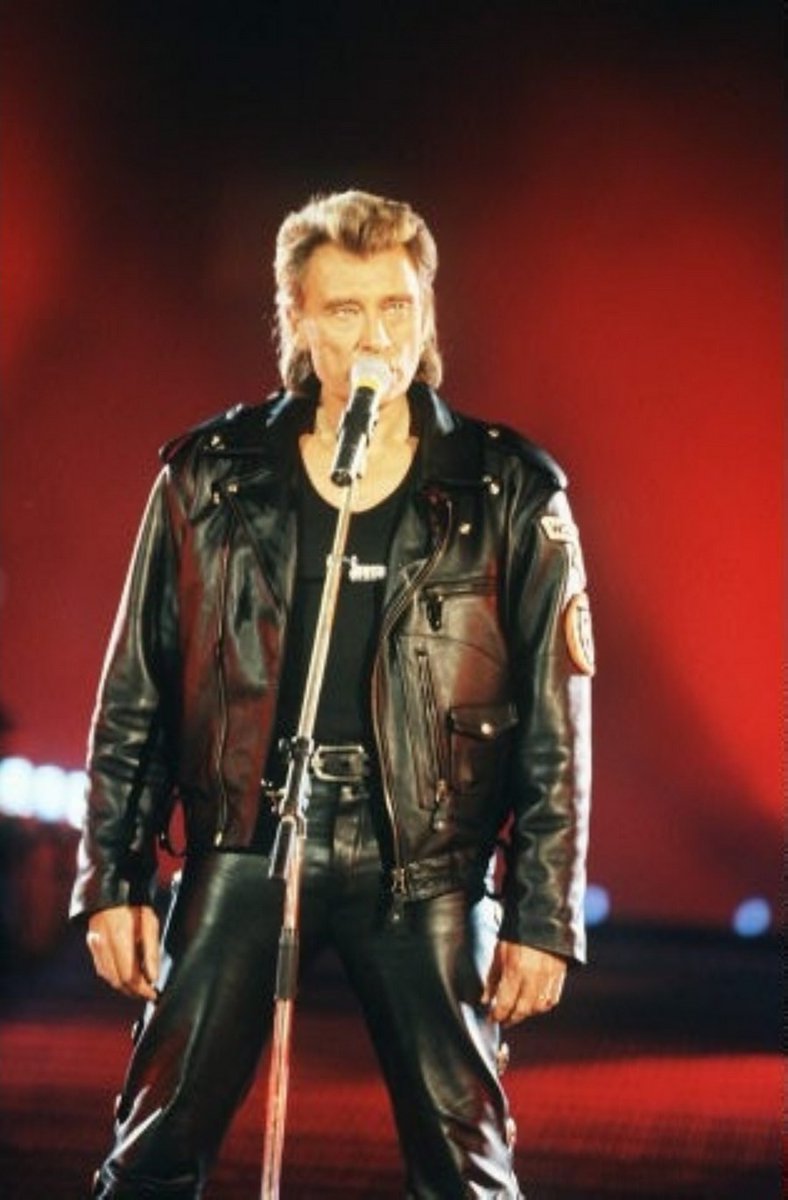 21 juin 1991, pour les 10 ans de la #FetedelaMusique Johnny Hallyday se produisait à Paris, place du Trocadéro (il y chantera "Diego libre dans sa tête", "Gabrielle" et encore "Diego") 

Mais aussi place de la République pour un énorme concert gratuit sous la pluie...