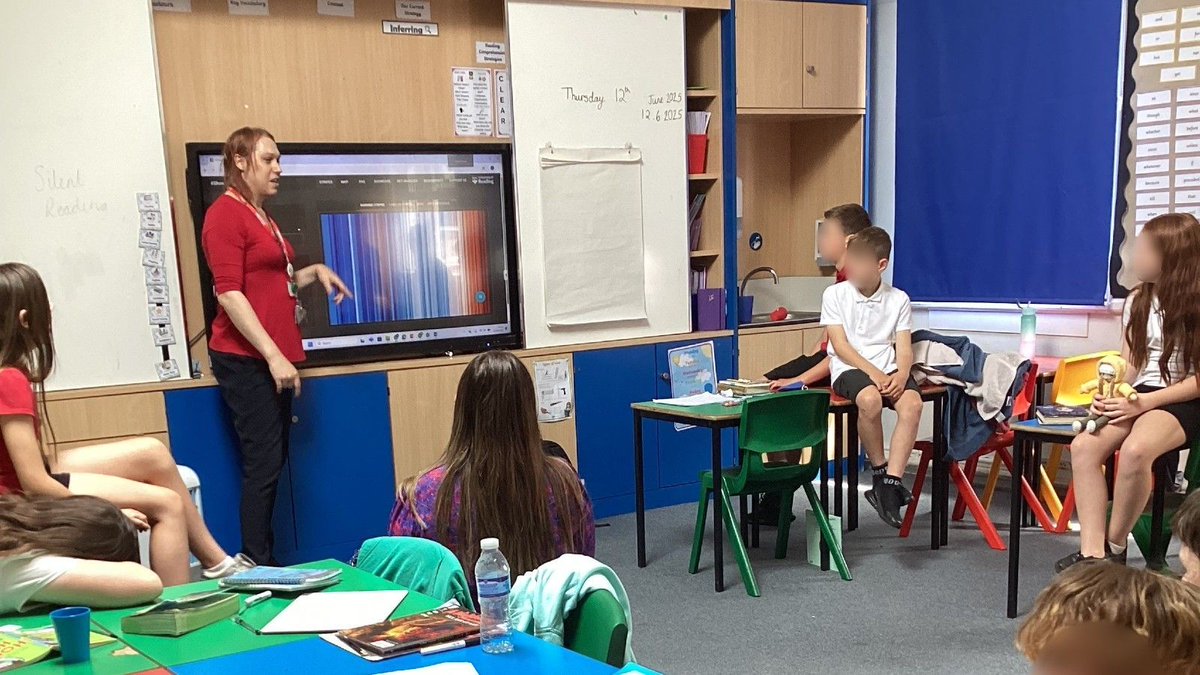 TyndallCentre's tweet image. Kit Marie Rackley brings #ShowYourStripes to life through movement, storytelling + colour in a climate education workshop at Bacton Primary School ⬇️  

The Year 6 pupils discussed #ClimateAction at their school, to empower them to be part of the solution🌎 

#ClimateAmbassadors