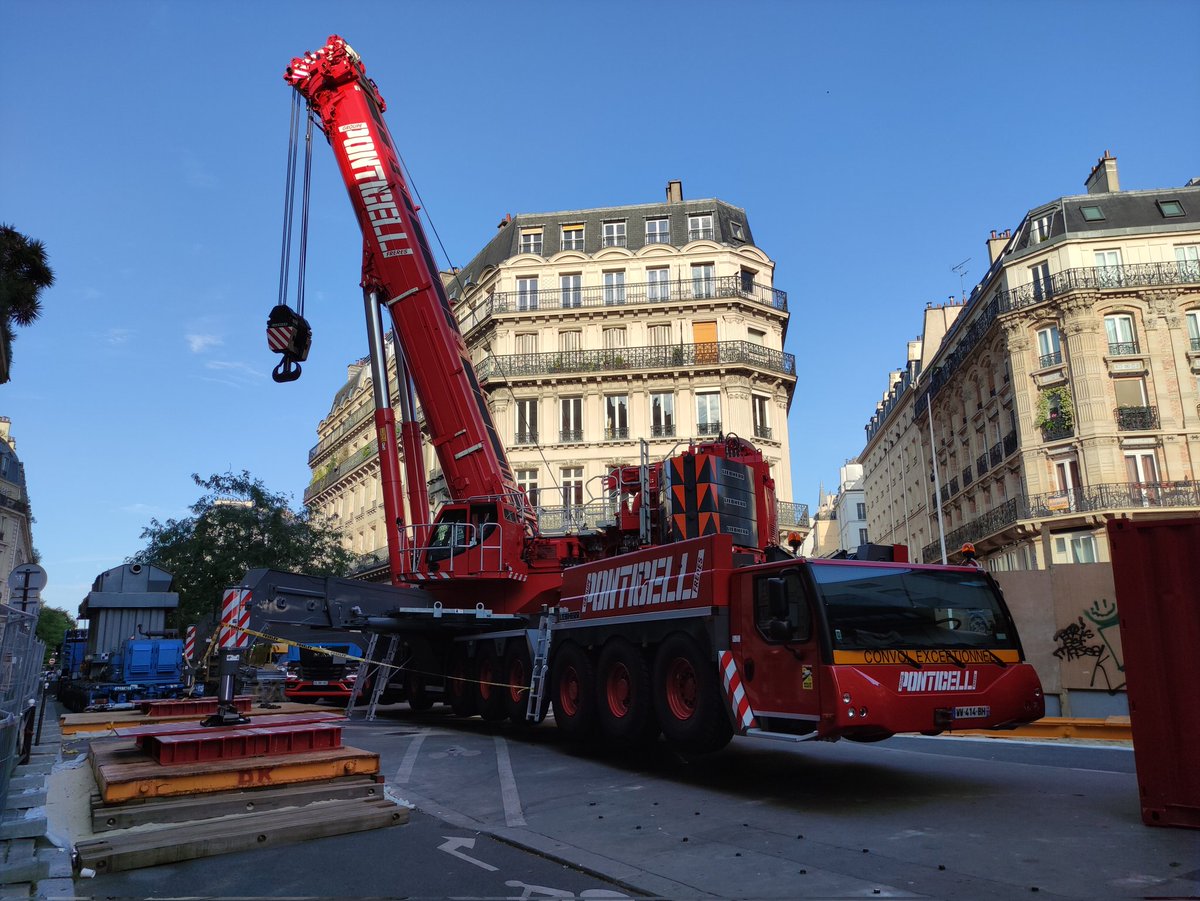 Dans le quartier des Halles à Paris, un transformateur électrique datant des années 70 a été remplacé. Une grue mobile d'une capacité de 750 tonnes s'est positionnée au 6-8 rue de Turbigo. Le nouveau transformateur de 125 tonnes a été installé hier matin. <a href="/enedis_IDF/">Enedis en Île-de-France</a>