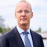 EduardBomhoff's tweet image. Klaas Knot gaat weg bij DNB en loopt zich naar verluidt nu warm voor de topbaan bij de Europese Centrale Bank (ECB). Maar er zijn twijfels:
*moreel kompas: eigen pensioen keurig verhoogd met de inflatie; pensioenen van agenten, leraren, verpleegkundigen 20% verlies.…