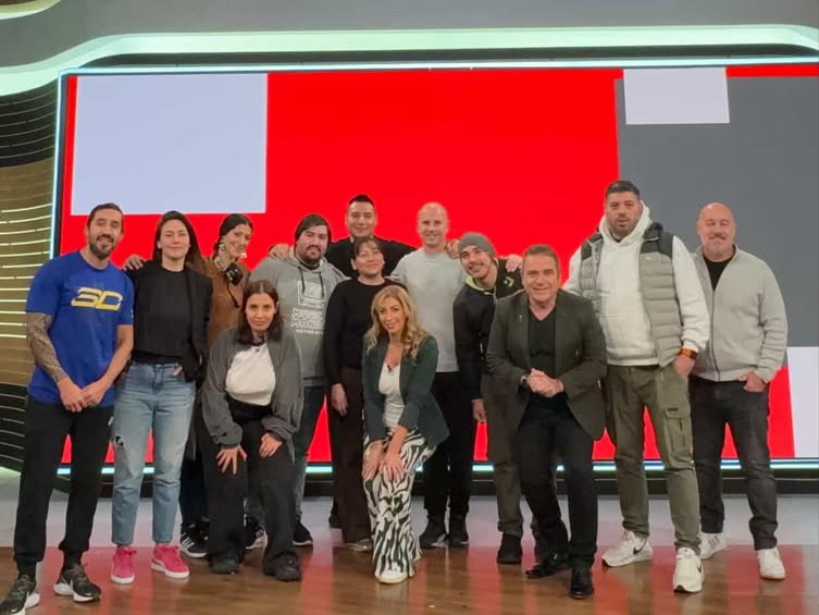 Vivo el Sábado (@vivoelsabado) on Twitter photo Con este equipo no se puede perder nunca
La Battoneta está lista para salir a la cancha un nuevo sábado
Súmate con mensajes, fotos y elegí tus vinilos hasta las 13
<a href="/edubattaglia/">Eduardo J. Battaglia</a> <a href="/mechi_mora/">Mercedes Mora</a> Con este equipo no se puede perder nunca
La Battoneta está lista para salir a la cancha un nuevo sábado
Súmate con mensajes, fotos y elegí tus vinilos hasta las 13
<a href="/edubattaglia/">Eduardo J. Battaglia</a> <a href="/mechi_mora/">Mercedes Mora</a>
