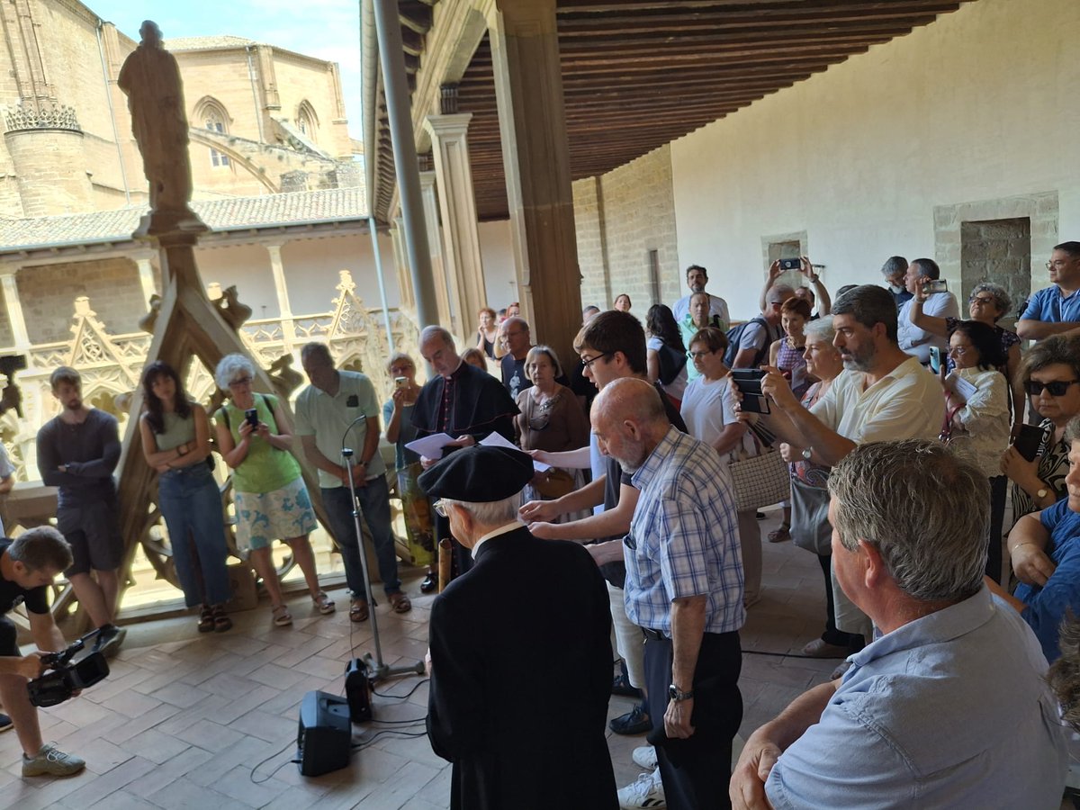 Pasaka jokoa gelditzen dugu, lehen egiten zen bezala, Angelusa errezatzeko.