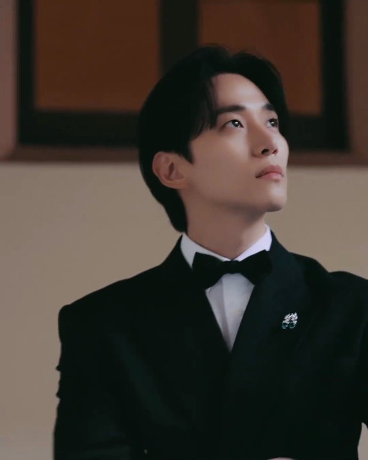 Jhlove_O125's tweet photo. 얼굴도 얼굴이고
손도 손이고
핏이 핏이... 아름다움✨️

#이준호 #LEEJUNHO
#피아제 #Piaget #MaisonOfExtraleganza #HouseOfGold #PiagetHighJewellery #ShapesOfExtraleganza #PiagetSociety https://t.co/h49aMjSJJu