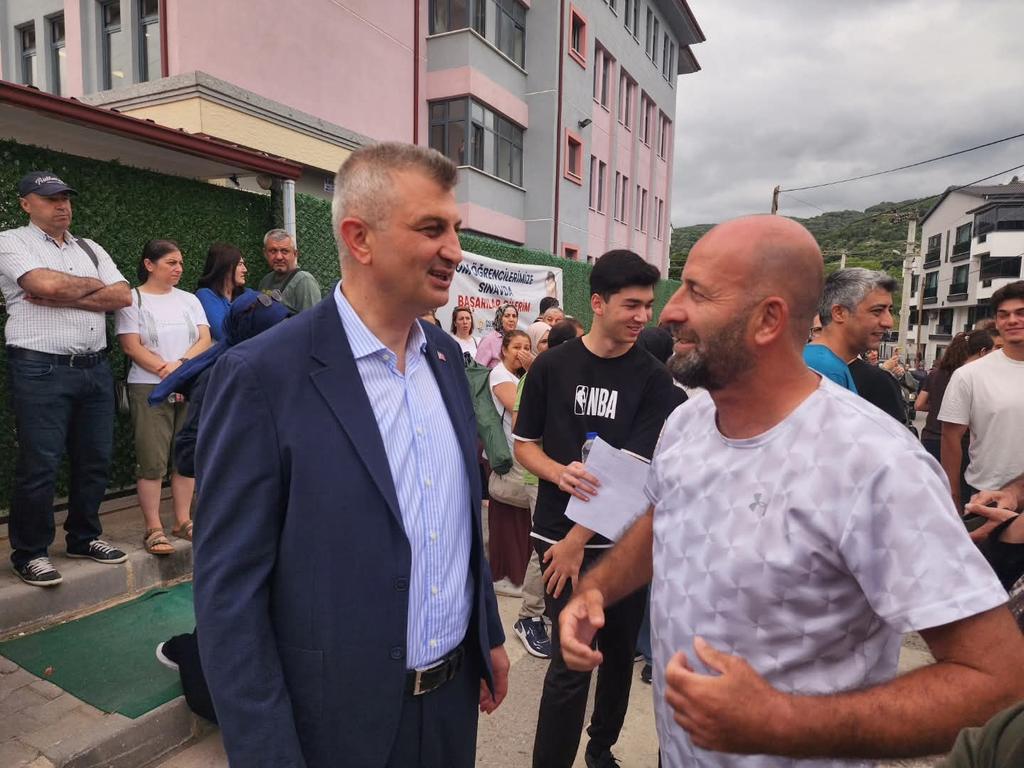 Yükseköğretim Kurumları Sınavı’na (YKS) giren adayların ve ailelerinin sınav heyecanlarına ortak oldum ve başarı dileklerimi ilettim. Yarın da sınava girecek adaylara üstün başarılar ve Allah'tan zihin açıklığı diliyorum.