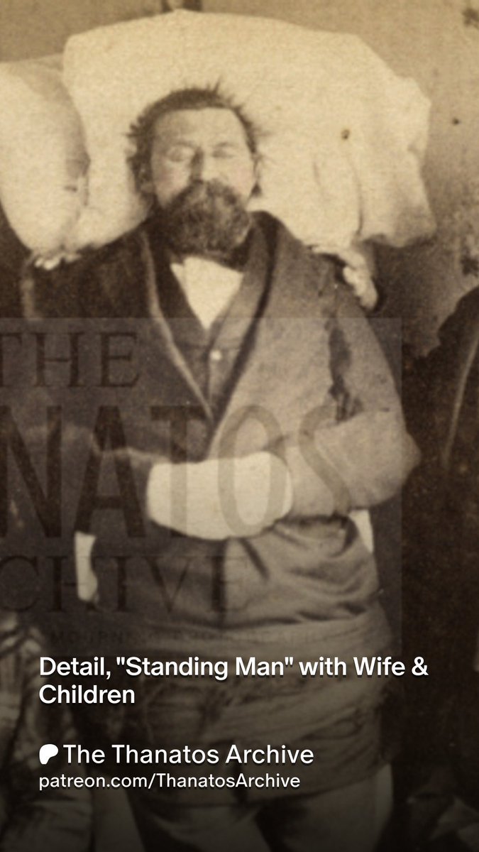 Dead man, photographed "Standing", alongside his family (1870s)
. patreon.com/posts/detail-s…