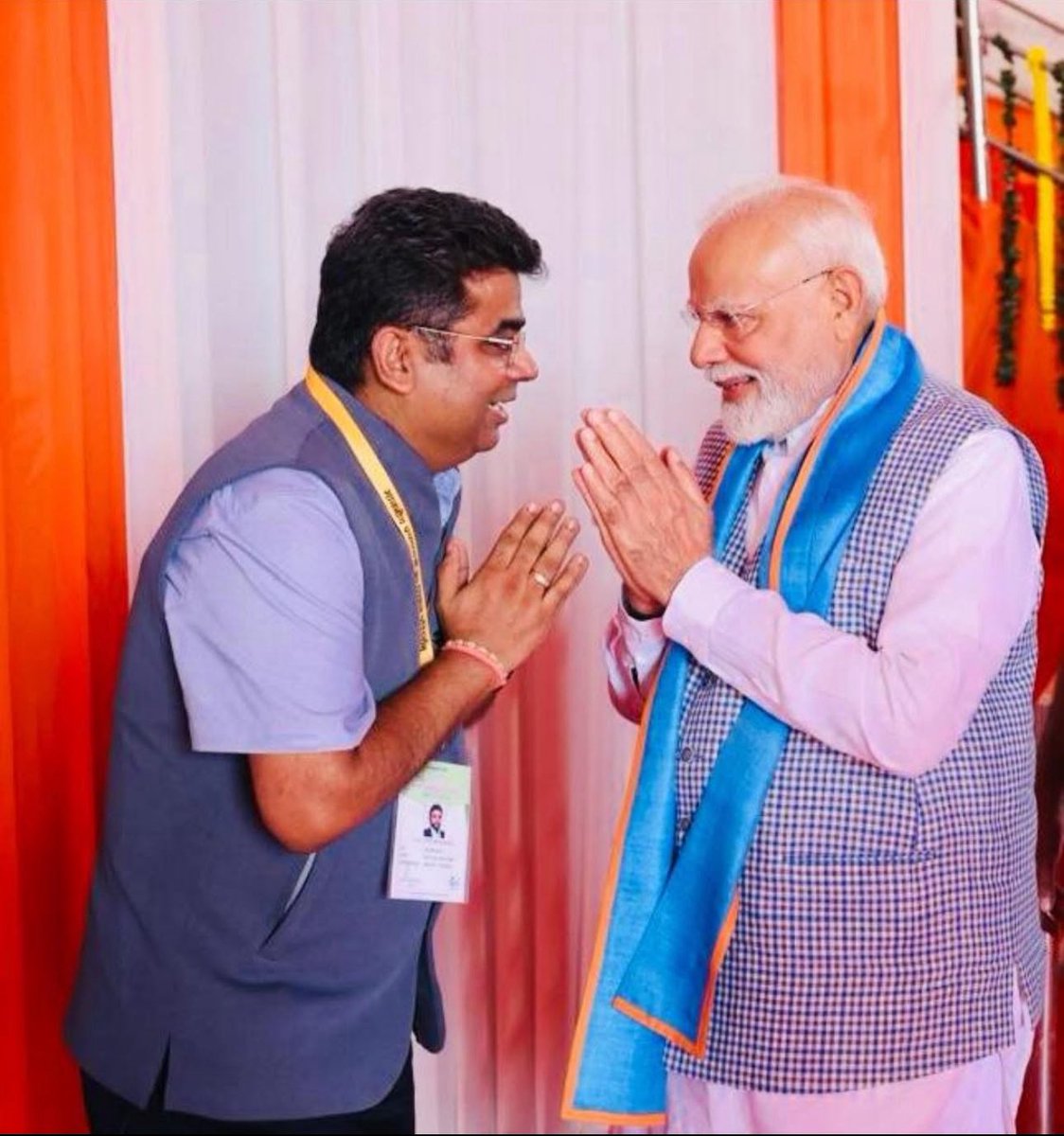 ये हैं मनीष सिन्हा 
देश के प्रथम राष्ट्रपति देशरत्न डॉ राजेन्द्र प्रसाद के परनाती…
कल सीवान में इनको नरेंद्र मोदी को स्वागत करने का सौभाग्य प्राप्त हुआ.
सिन्हा से PM की बातचीत भी हुई 
मनीष सिन्हा कुम्हरार विधानसभा से बीजेपी के सशक्त कैंडिडेट हैं