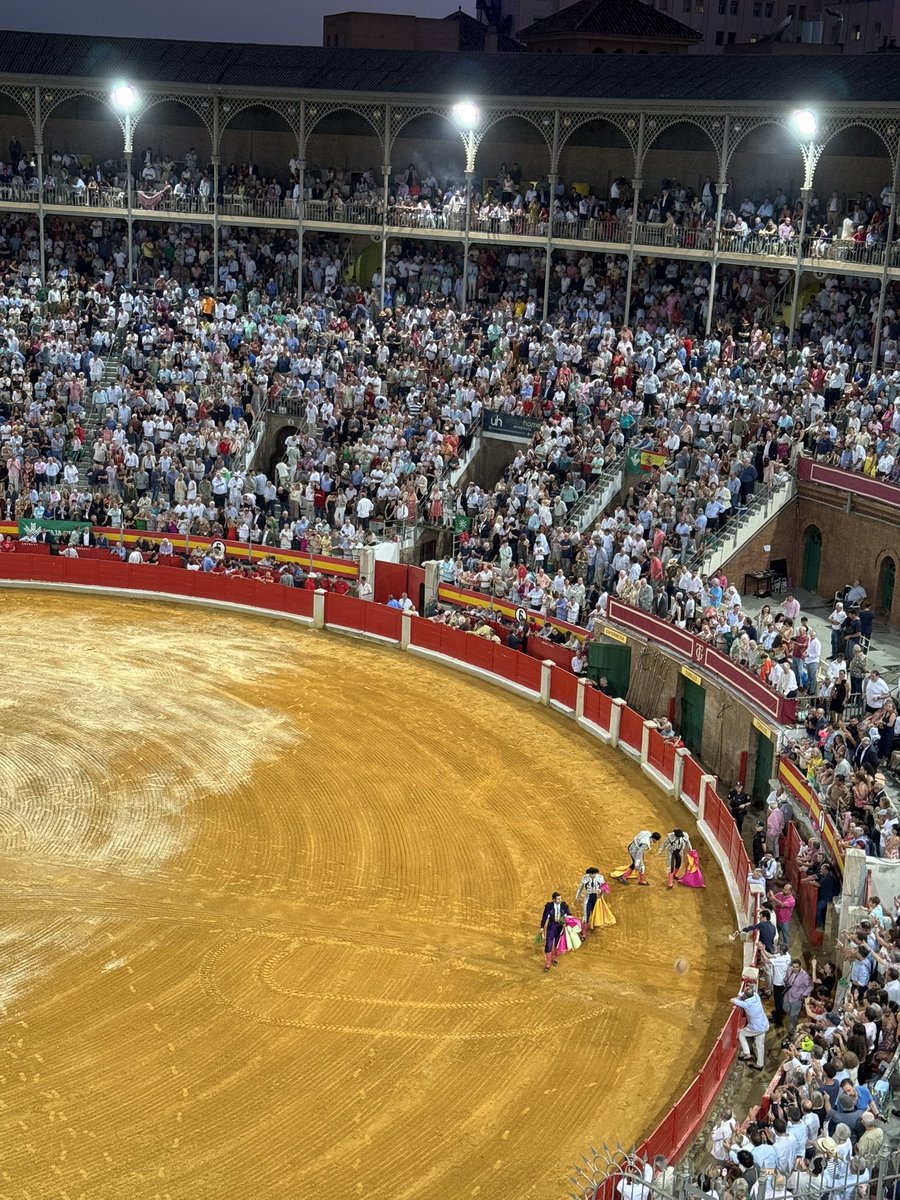 900 kilómetros, ida y vuelta en el mismo día. 
Viva Morante.