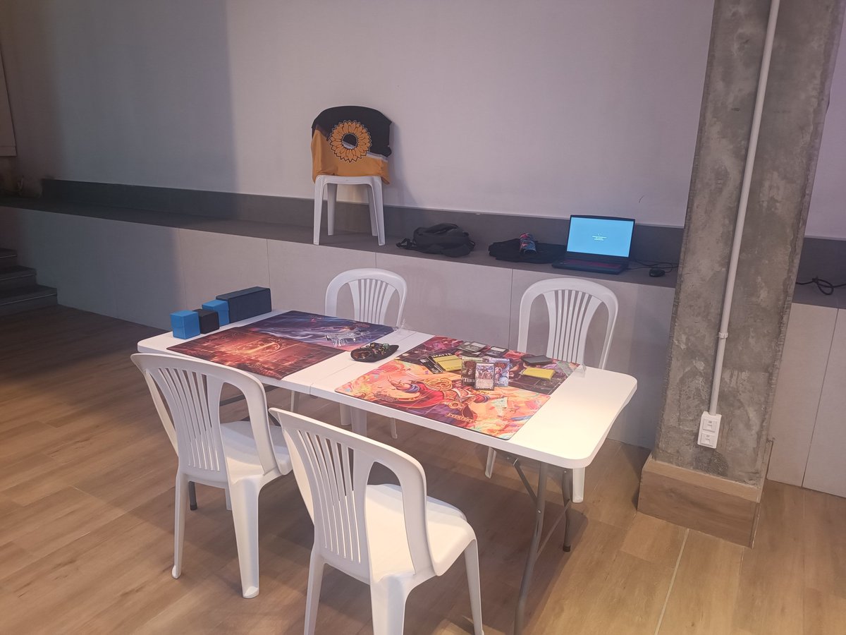 Estáis en <a href="/Deck_Holidays/">Deck Holidays</a> y queréis aprender a jugar a Flesh and Blood <a href="/fabtcg/">Flesh and Blood</a> buscad el girasol y pasad a decir hola!