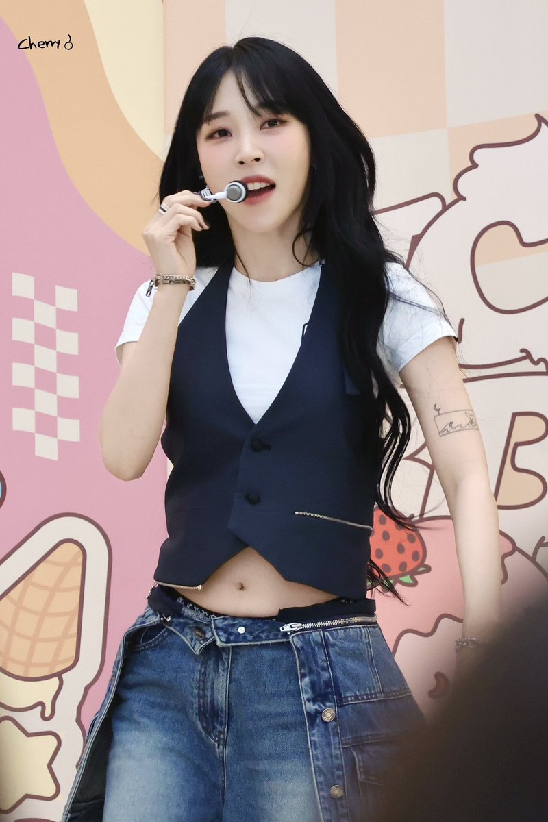 250621
 ICY BBY RELEASE BUSKING

🍓🍦

#문별 #MOONBYUL
#마마무 #MAMAMOO