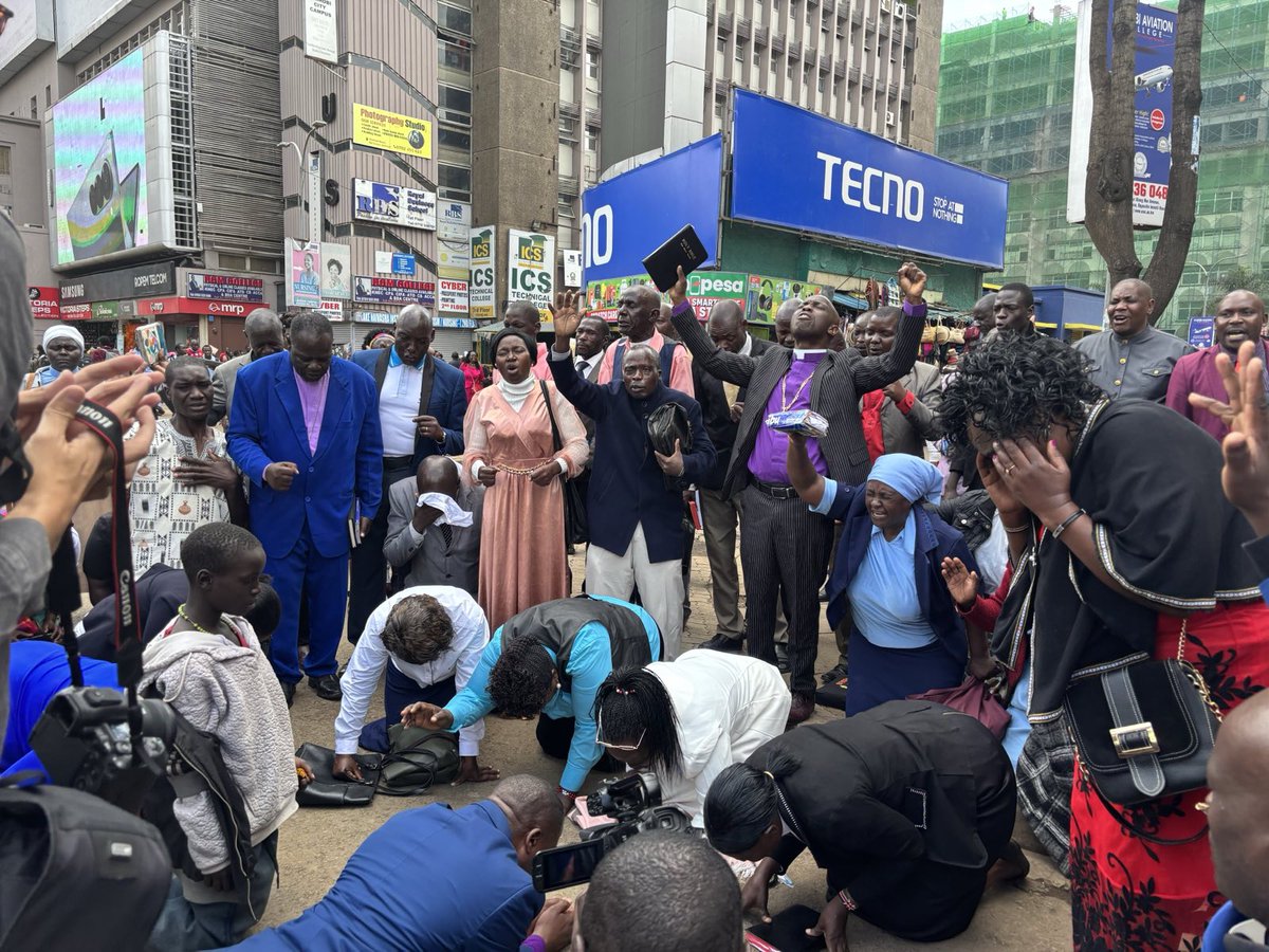 HAPPENING NOW: Kenyans praying in Nairobi CBD as they prepare for June 25th. Wednesday will be big!