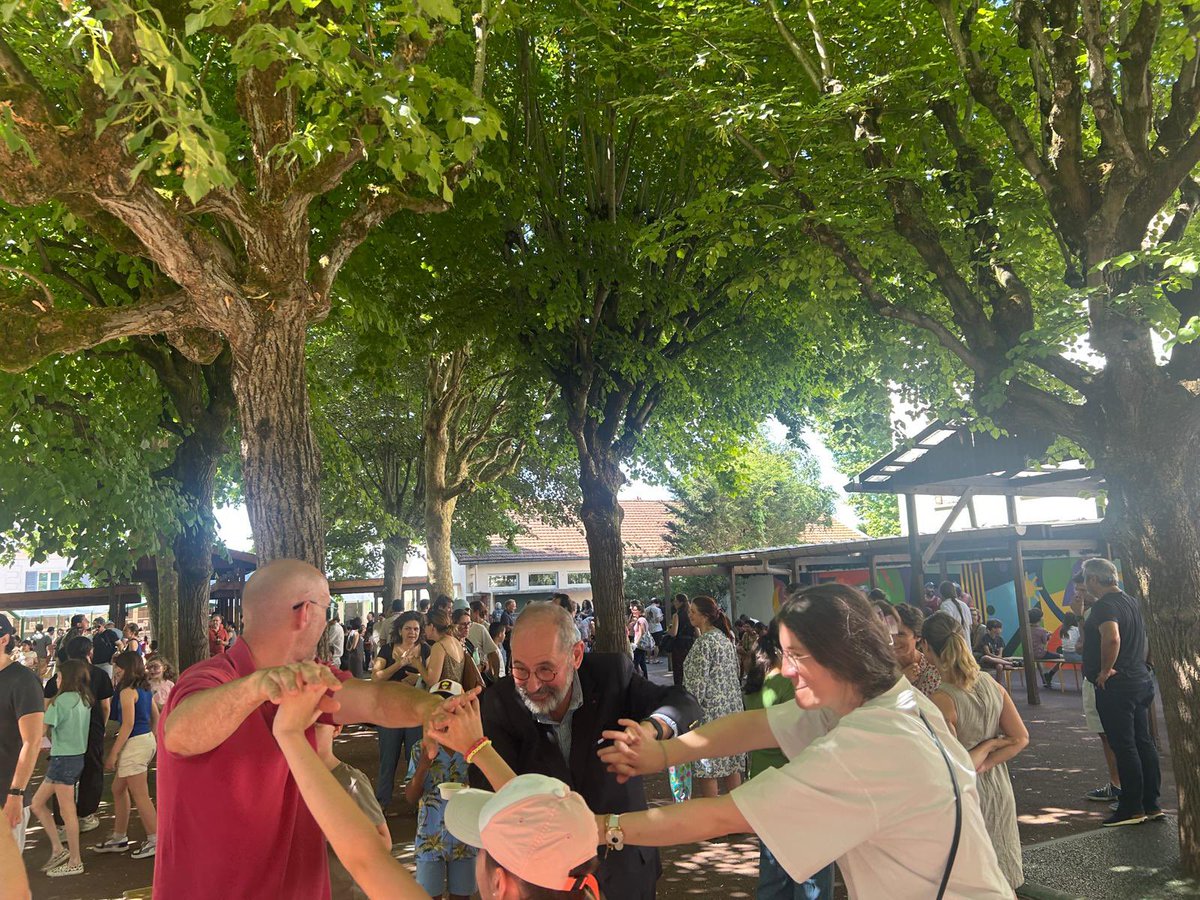Comme chaque année, les fêtes d’école 🎉 marquent la fin de l’année scolaire dans la bonne humeur☀️. J’ai eu le plaisir de participer à plusieurs d’entre elles ces derniers jours : spectacles, stands, sourires d’enfants et engagement des équipes éducatives et des parents étaient