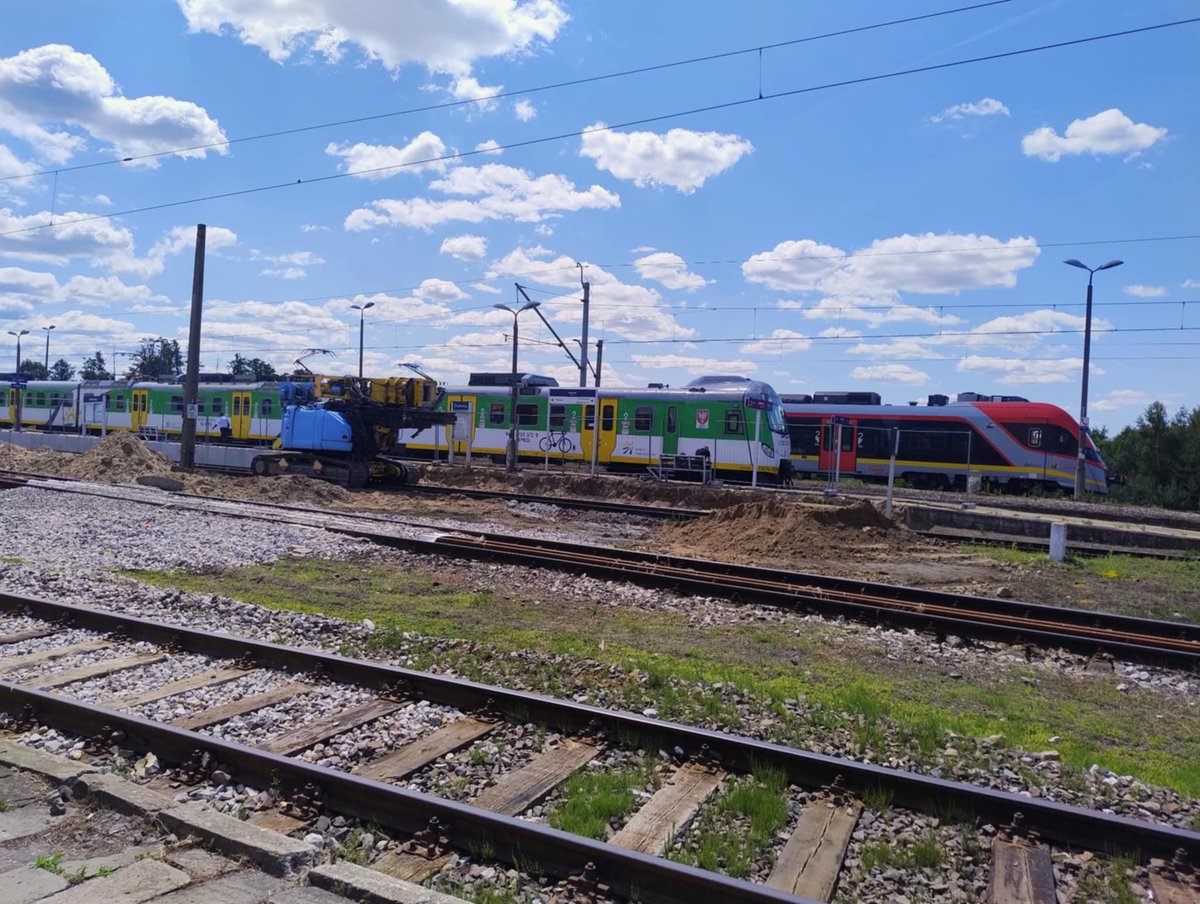 Karol08507816's tweet photo. Prace na stacji #Drzewica na #LK22 @lodzkiePL Foto.R.Kowal #Skanska @PKP_PLK_SA @kasper_fiszer @TransInfo_pl @BiuroSET @RynekKolejowy @KolMazowieckie @KolejLodzkie @naKolei https://t.co/3P5g6A7IPx
