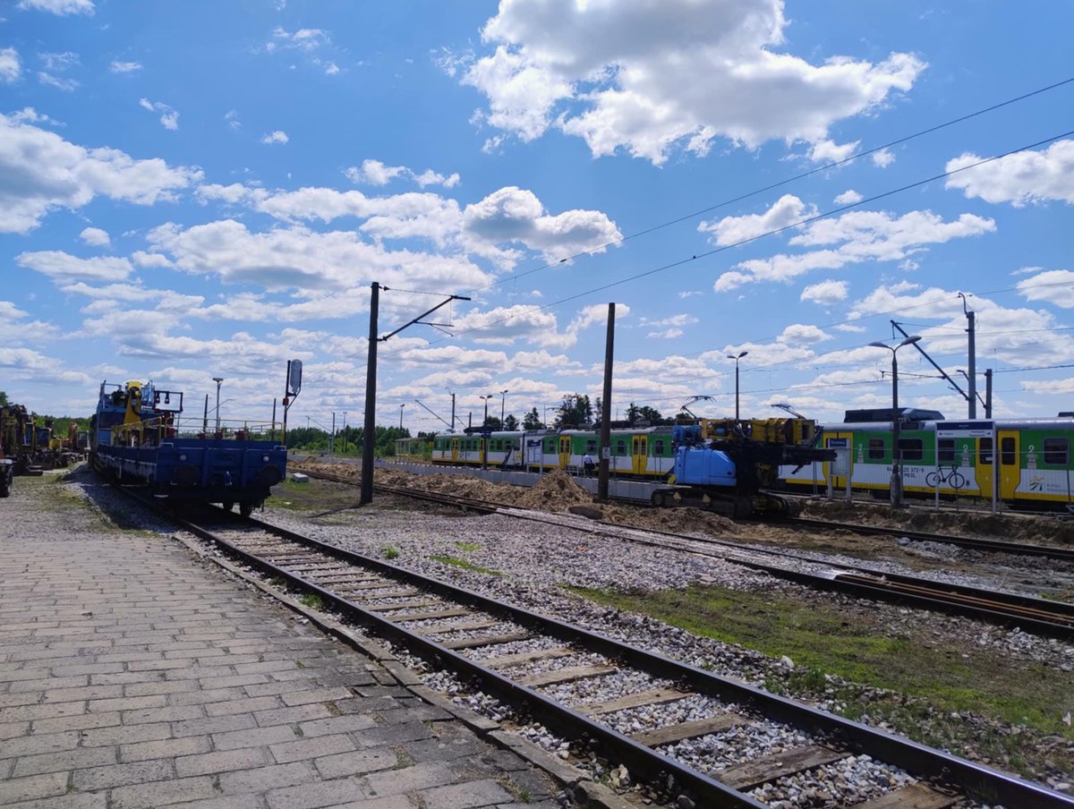 Karol08507816's tweet photo. Prace na stacji #Drzewica na #LK22 @lodzkiePL Foto.R.Kowal #Skanska @PKP_PLK_SA @kasper_fiszer @TransInfo_pl @BiuroSET @RynekKolejowy @KolMazowieckie @KolejLodzkie @naKolei https://t.co/3P5g6A7IPx