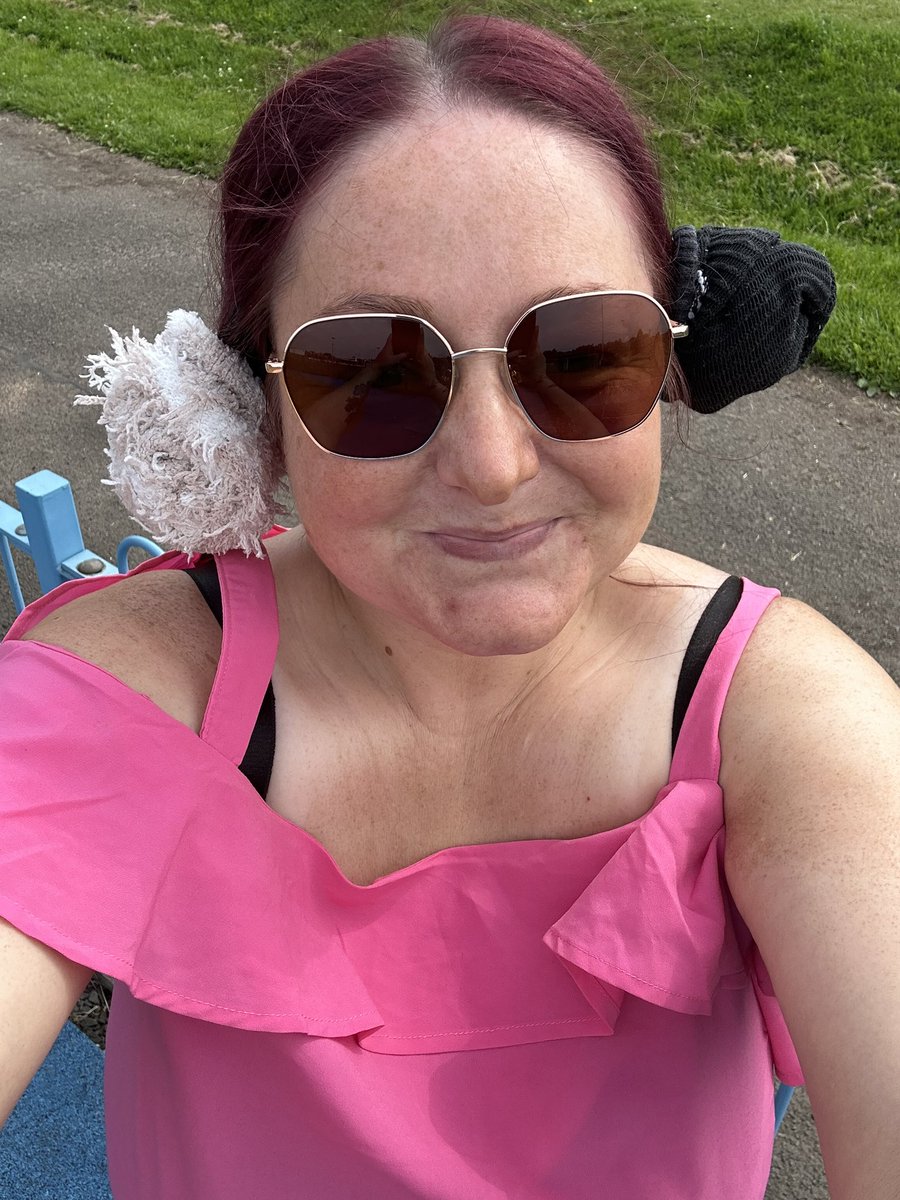 Rocking the sock curls at the weans footie match before the hen celebrations tonight. 

#prehendo #rockingit 🤣