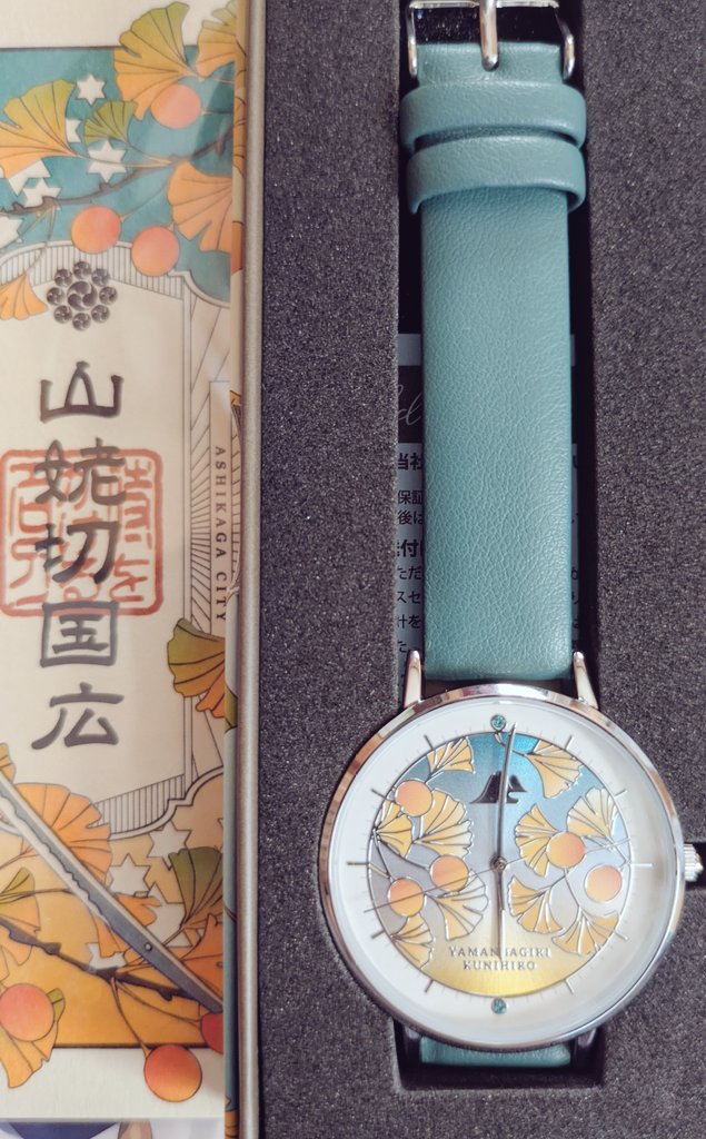 gn_trscn's tweet image. 伯仲推しの方は絶対に図録買ったほうがいいです。刀がきれいに見えるとかだけじゃないレイアウトが神すぎる。買って眺めて泣け。
腕時計、同行者さんがみかちを買ってくれててニコニコしちゃった。並べた。徳美さんのデザインでこの二振りまで作って頂けて感謝。あまりにも美しい。