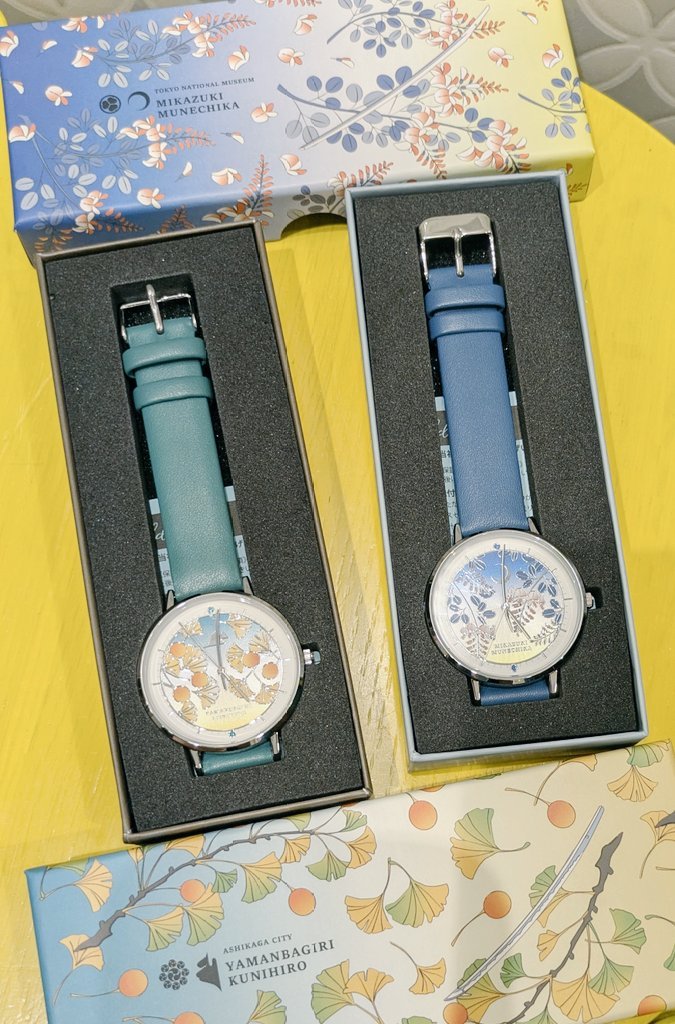 gn_trscn's tweet image. 伯仲推しの方は絶対に図録買ったほうがいいです。刀がきれいに見えるとかだけじゃないレイアウトが神すぎる。買って眺めて泣け。
腕時計、同行者さんがみかちを買ってくれててニコニコしちゃった。並べた。徳美さんのデザインでこの二振りまで作って頂けて感謝。あまりにも美しい。
