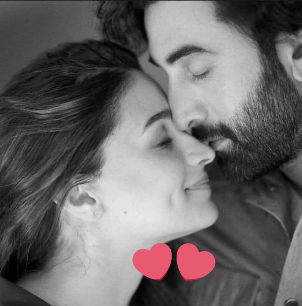 ज़ाया न कीजिए इस उम्र को जनाब, 

धड़कता है दिल तो फिर इश्क़ कीजिए..!!💗