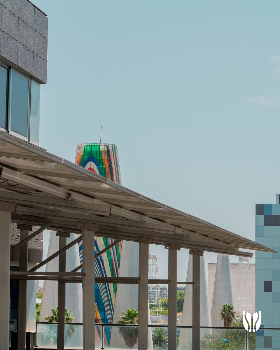 ☀️🔋 21 de junio – Día de la Energía Solar

En #CUSanIsidoro, apostamos por una universidad más sostenible. Desde julio de 2022, contamos con una planta fotovoltaica compuesta por 202 placas solares de 500 W cada una, que representa un 30 % del consumo total del edificio.
