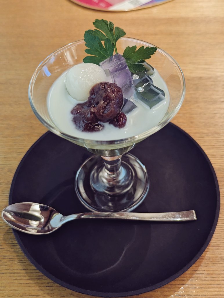 gn_trscn's tweet image. ご相伴にあずからせて頂き、宝善亭さんのコラボ懐石を食する機会に恵まれました。本当にありがとうございました。美味しかった…。伯仲の皿に、ふたり同じように桜の花びらが舞っていて、呻いた。