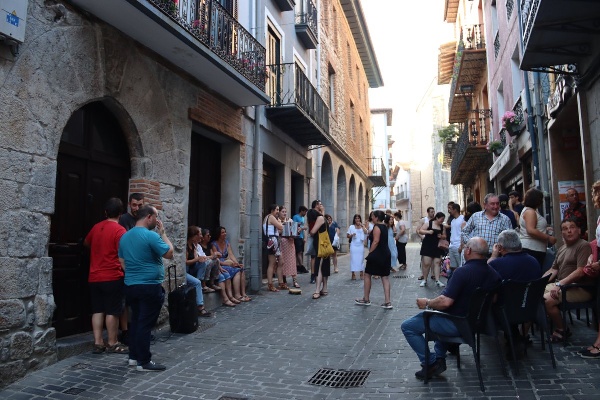 [ARGAZKIAK] AEK-k trikiti, bertso eta poteo giroan eman dio ikasturteari amaiera danbolin.eus/argazkiak-aek-…