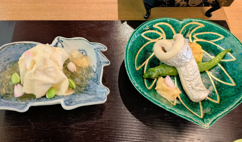 gn_trscn's tweet image. ご相伴にあずからせて頂き、宝善亭さんのコラボ懐石を食する機会に恵まれました。本当にありがとうございました。美味しかった…。伯仲の皿に、ふたり同じように桜の花びらが舞っていて、呻いた。