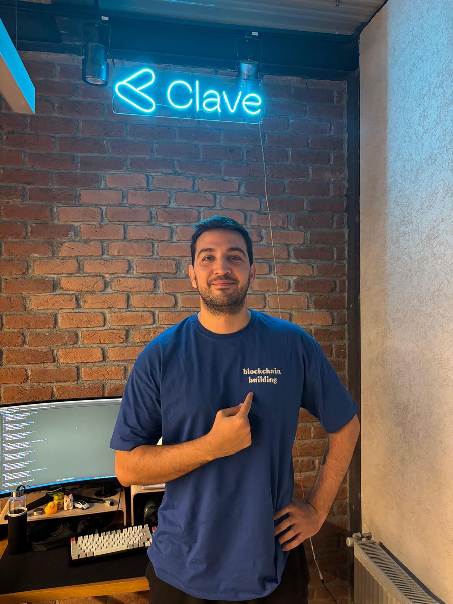 _projectmerch's tweet photo. .@rafierszl from the @getclave team is rocking #ProjectMerch.
Of course as a true blockchain builder, his choice was obvious. 🔥
Appreciate the killer shots!
Order now: https://t.co/HACcoknQvM https://t.co/MRsfqM4A81