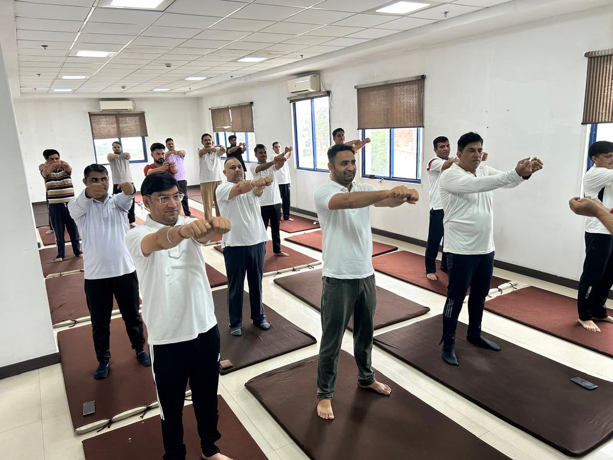 “Yoga is the practice of discipline that connects the body, mind and spirit.” Customs Commissionerate, Ludhiana organized a Yoga Session on #InternationalYogaDay2025 with the theme “Yoga for One Earth, One Health”. <a href="/CustomsLudhiana/">Ludhiana Customs</a> urges all to do yoga daily for physical and