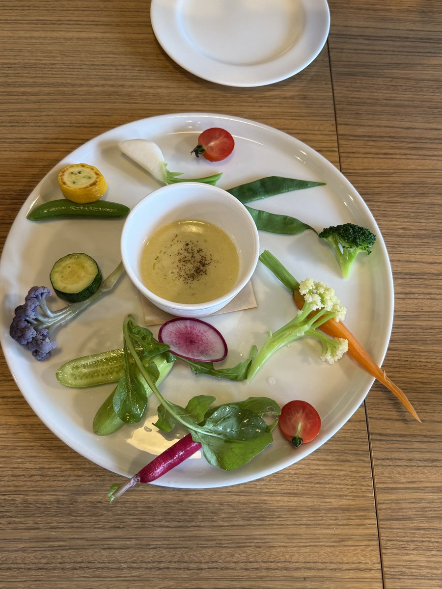 yasuHejira's tweet image. お昼に食べたバーニャカウダ
野菜って綺麗だなぁ