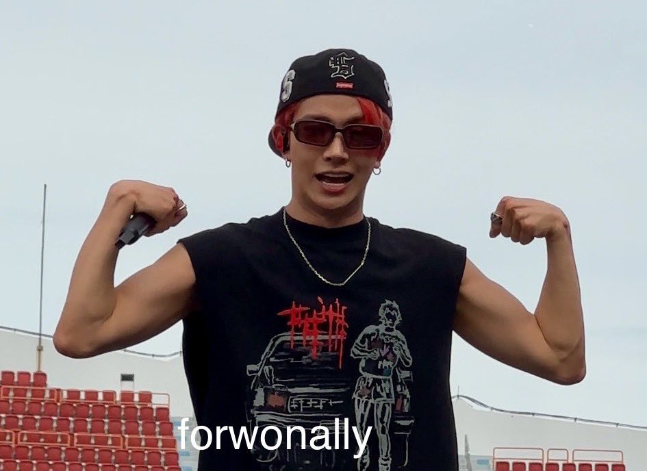 ℋ (@lhslovespace) on Twitter photo heeseung showing off his muscles 💪 heeseung showing off his muscles 💪
