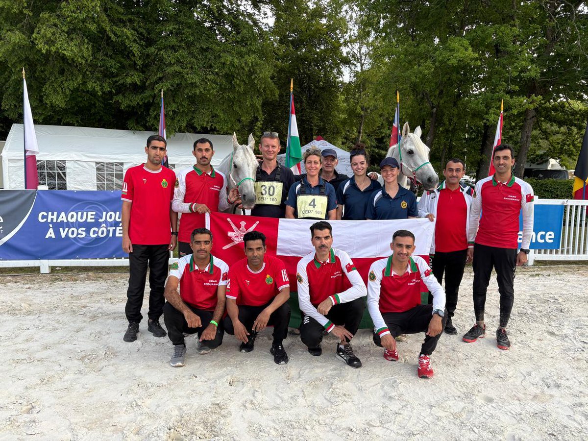 الفارسان صالح بن سالم البلوشي وحسين بن علي الفارسي من الخيالة السلطانية يتأهلان إلى بطولة كأس العالم للقدرة لعام 2026 التي ستقام بمدينة العلا بالمملكة العربية السعودية، بعد اجتيازهما بنجاح منافسات سباق "كومبين" الفرنسي الذي نظمه الاتحاد الدولي للفروسية لمسافة 160 كيلومترًا.