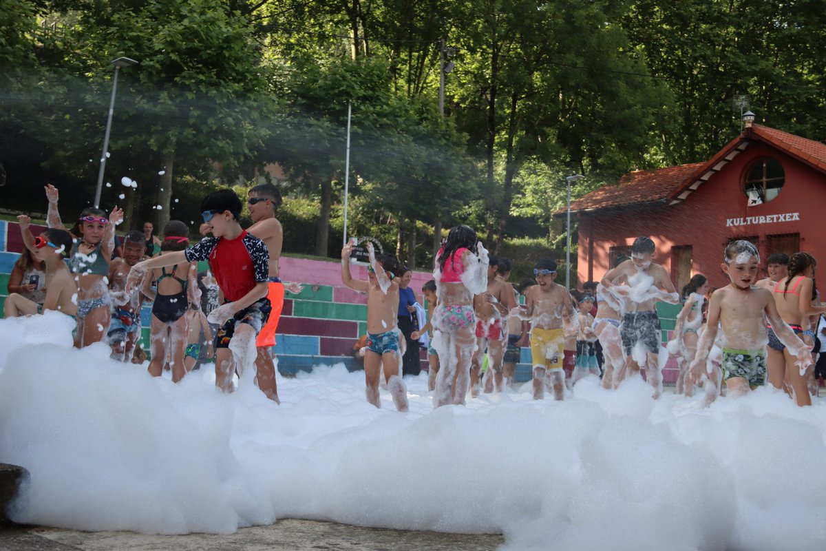 [ARGAZKIAK] Aparrarekin adina urarekin gozatu zuten atzo Arroabeko haurrek ikasturte amaierako festan danbolin.eus/argazkiak-apar…