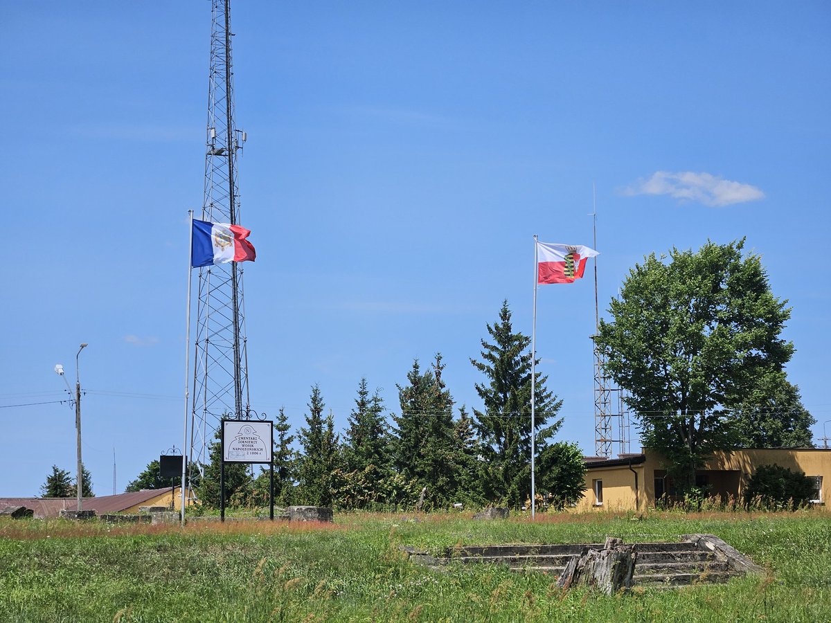 morvaeldd's tweet image. Nie spodziewałem się, że można zobaczyć takie flagi w użyciu. Niestety wydaje mi się, że francuska wisi do góry nogami, bo orzeł ma głowę na dole...