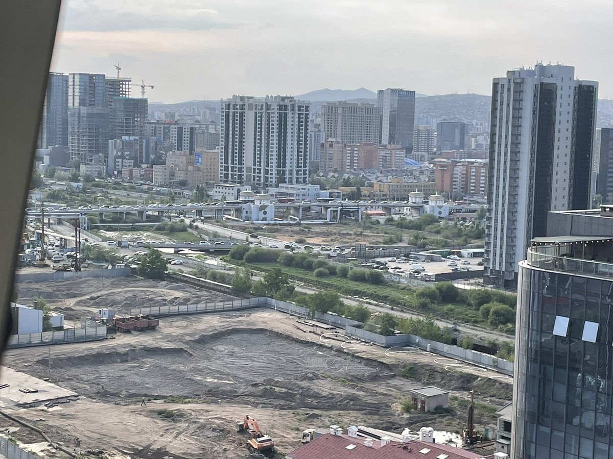 Пэээ авлига хорооллын чинь энэ наад талд нь ийм барилгууд баригдах гж бгаан бншд, юун авлига хороолол цаашаа 😂 тэр наахна талд нь арчигдах гж бгаа жижиг байшин өнөө УБ хотын чинв цэвэр усны худаг нтр нь биш үү???