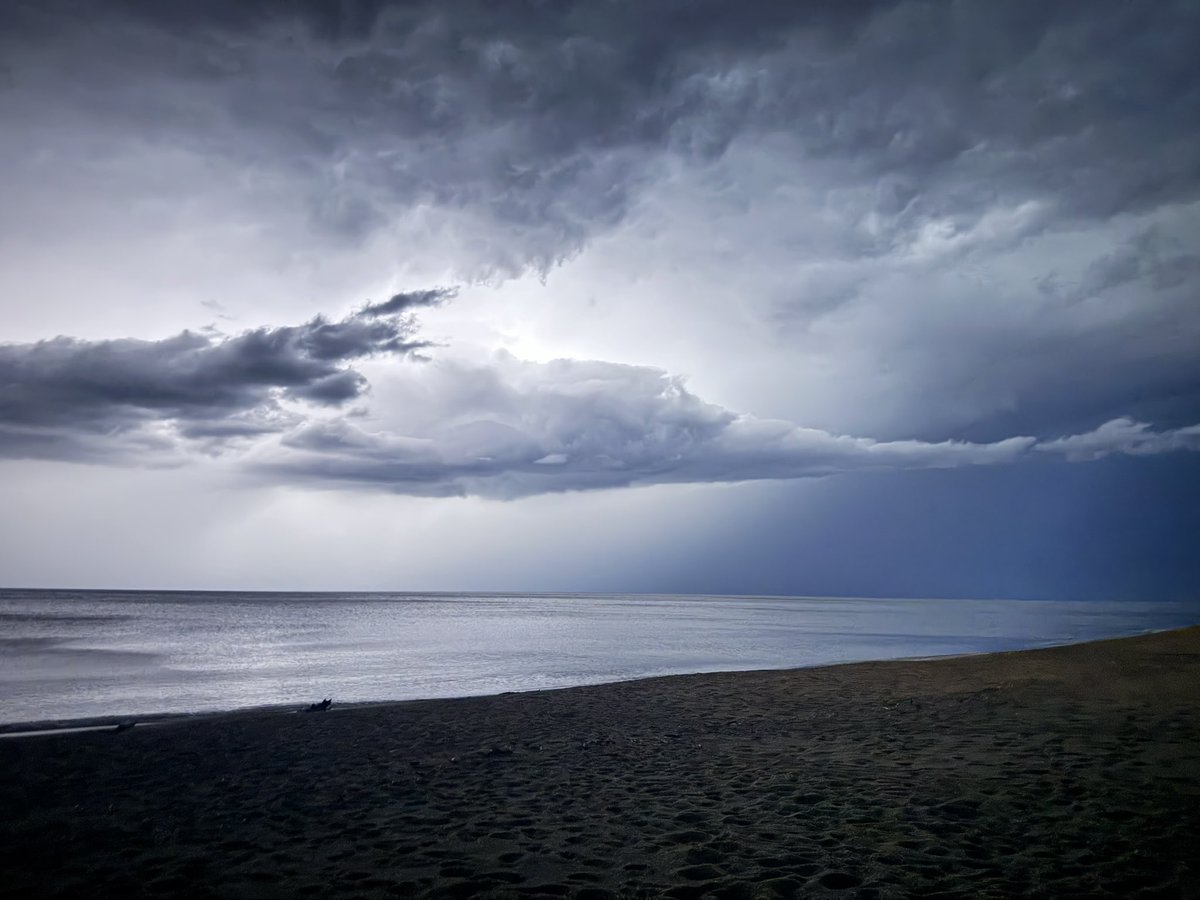 NWChasing's tweet image. Storms over Lake Superior from the Ontonagon Shoreline this morning. @NWSMarquette #neverstopchasing