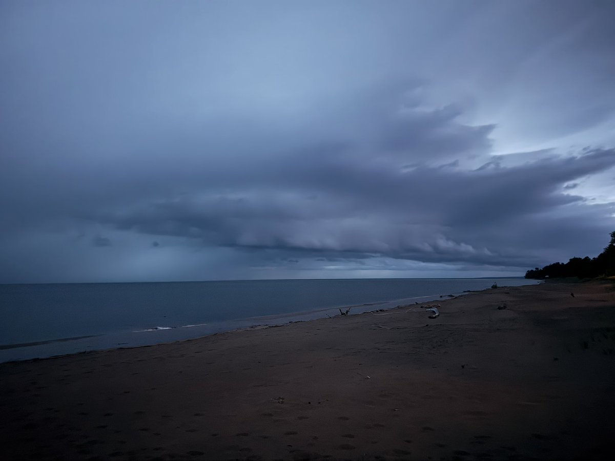 NWChasing's tweet image. Storms over Lake Superior from the Ontonagon Shoreline this morning. @NWSMarquette #neverstopchasing
