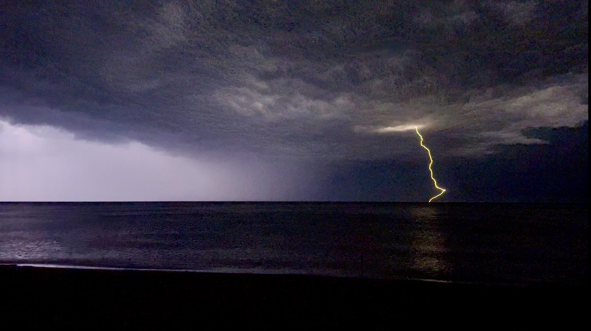 NWChasing's tweet image. Storms over Lake Superior from the Ontonagon Shoreline this morning. @NWSMarquette #neverstopchasing