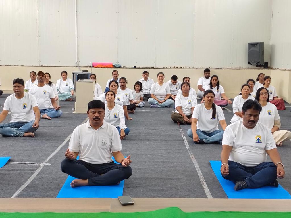 ಭಾರತ ಆಹಾರ ನಿಗಮದ ಬೆಂಗಳೂರಿನ ಪ್ರಾದೇಶಿಕ ಕಚೇರಿಯ ಅಧಿಕಾರಿಗಳು ಮತ್ತು ಉದ್ಯೋಗಿಗಳು ಇಂದು ಅಂತಾರಾಷ್ಟ್ರೀಯ ಯೋಗ ದಿನವನ್ನು ಜಾಗೃತಿ ಮೂಡಿಸುವ ಯೋಗ ಅಧಿವೇಶನದಲ್ಲಿ ಭಾಗವಹಿಸುವ ಮೂಲಕ ಆಚರಿಸಿದರು.