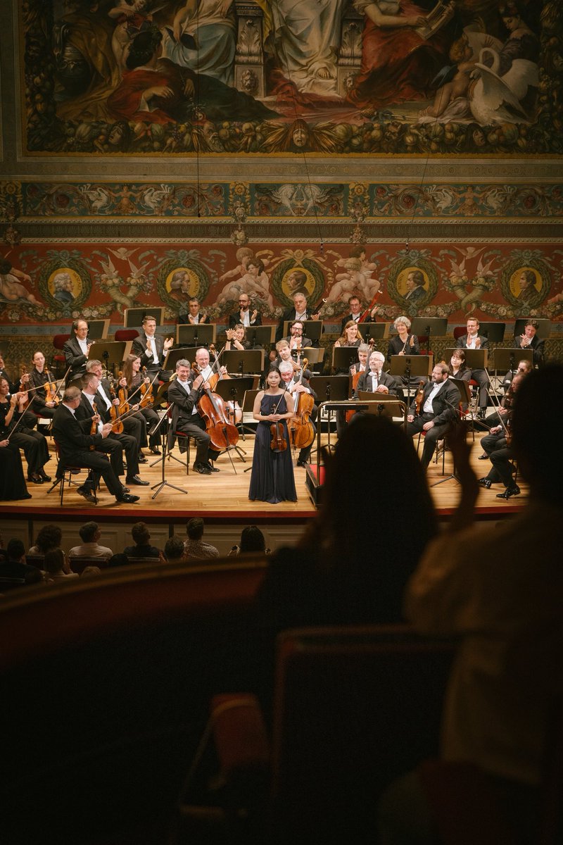 ZPianoquintet's tweet photo. ©︎Oliver Killig
ゼフィルス・ピアノ五重奏団の湯本亜美が、所属するシュターツカペレ・ドレスデンとメンデルスゾーンのヴァイオリン協奏曲e-Mollを共演しました🎻シュターツカペレの団員たちに支えられ、満員御礼のゼンパーオペラで温かな雰囲気の中素晴らしいコンサートとなりました💐 https://t.co/3D2Mh0m9Cp