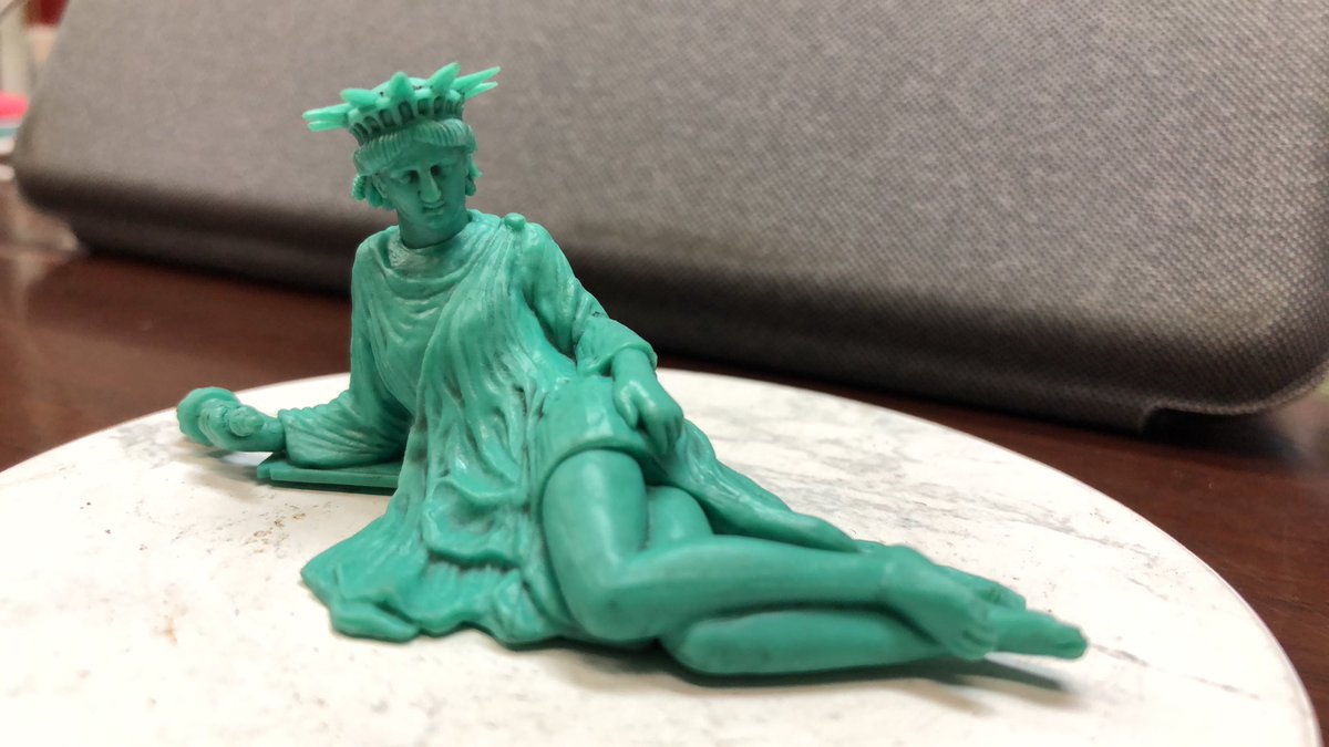 看完 #看不見的國家了
每次習出場都有磅礴管弦樂+人山人海構圖，給足最終boss 的派頭
同場加映：電影院樓以下扭的誘惑自由女神